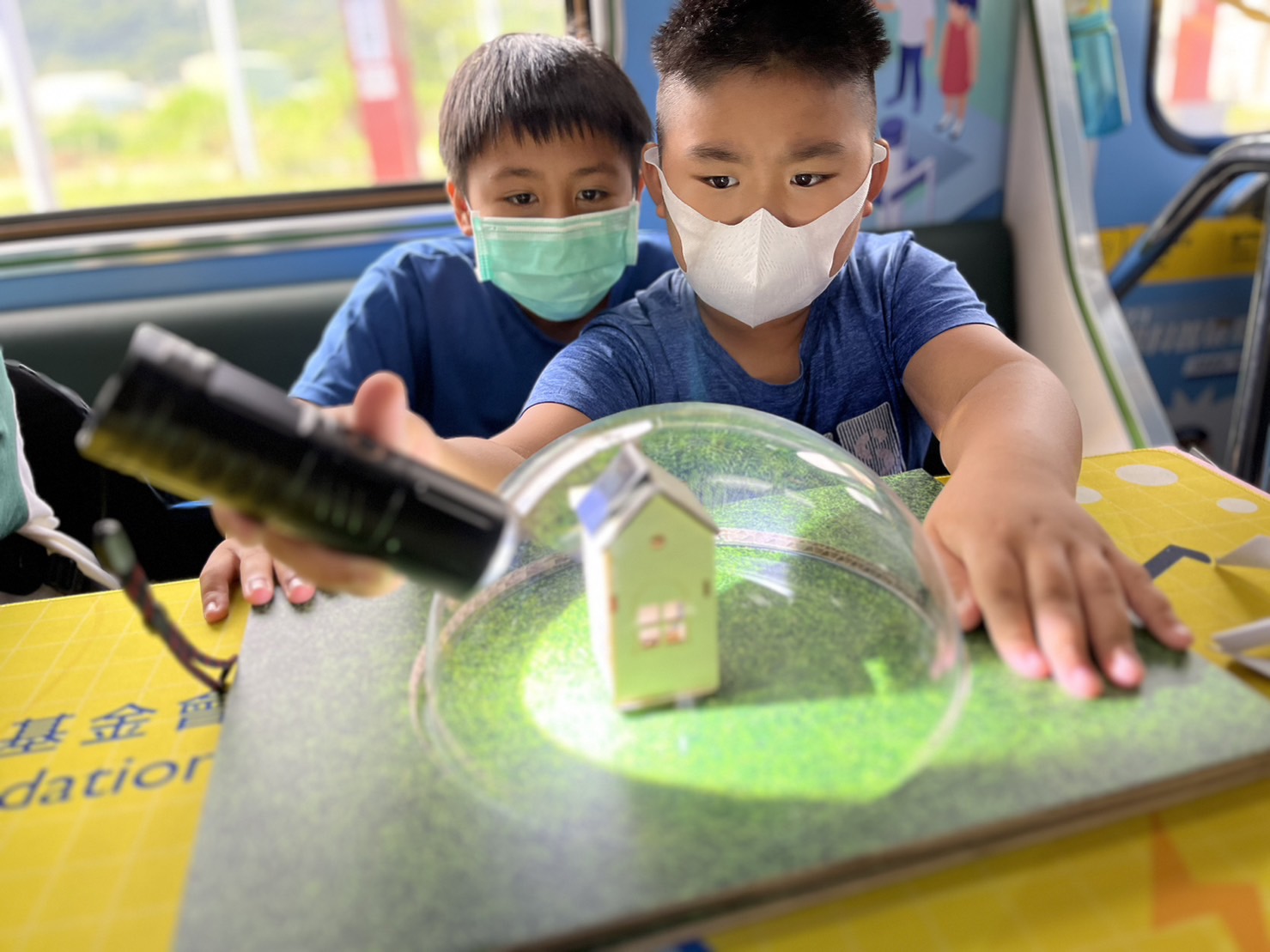 人生就是博·z6尊龙參與基礎科學主題車廂，以STEAM教學精神，設計「逐日科學家」、「太陽能工程師」以及「淨零建築師」三大能源科普課程和實驗